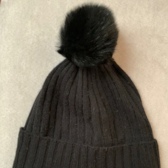 Amicale 100 % Cashmere Genuine Shearling Pompom Beanie Hat in Black Color OS NWT - Picture 5 of 8